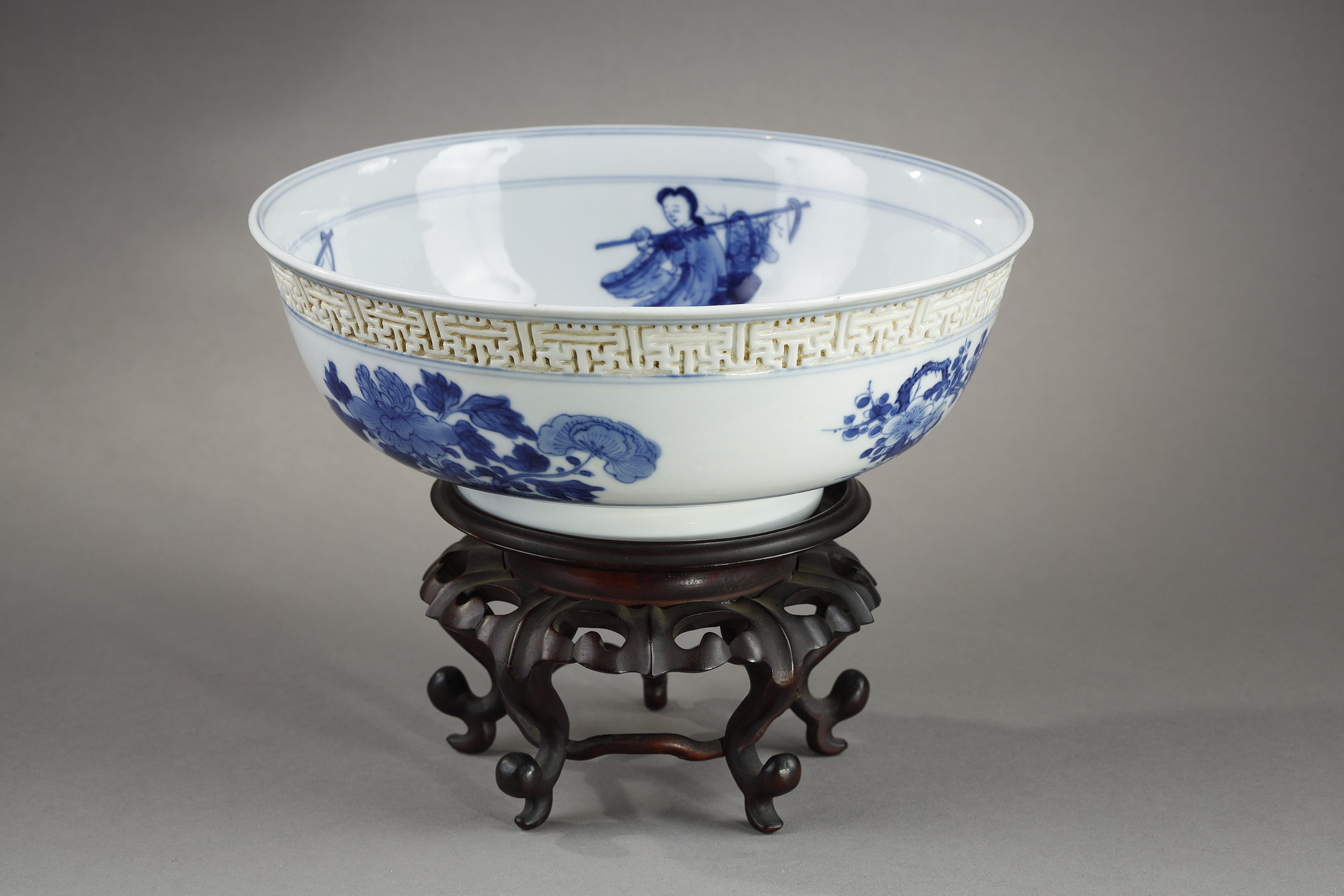 Bowl called " Mantouxin bowl " porcelain "blue white"   floral decor and inside of four immortals
and of the eight Buddhist objects - the relief border. china period Kangxi 1662/1722 
diam 19cm